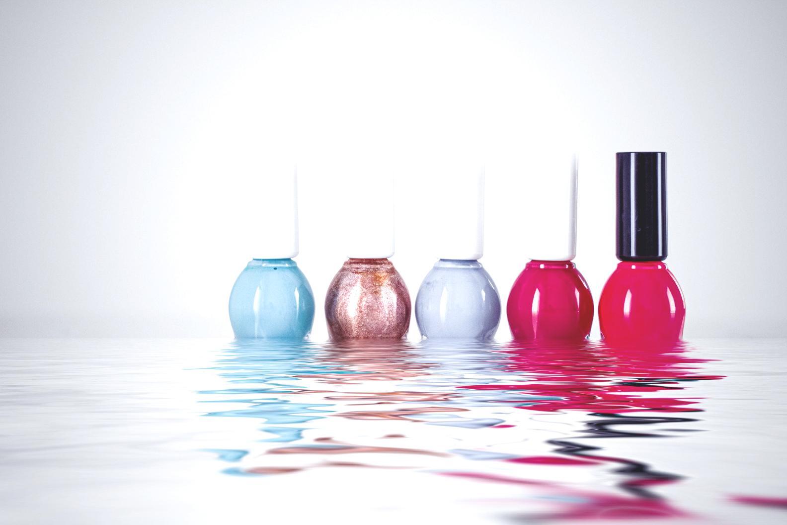 Laboratorio attrezzato con postazioni per manicure professionale